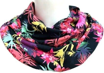 Schal für Erwachsene schwarz mit Fuchsienblüte (239)