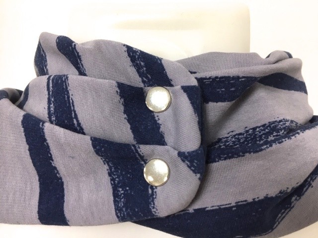 Sjaal tiener licht grijs met brede blauwe streep (241)
