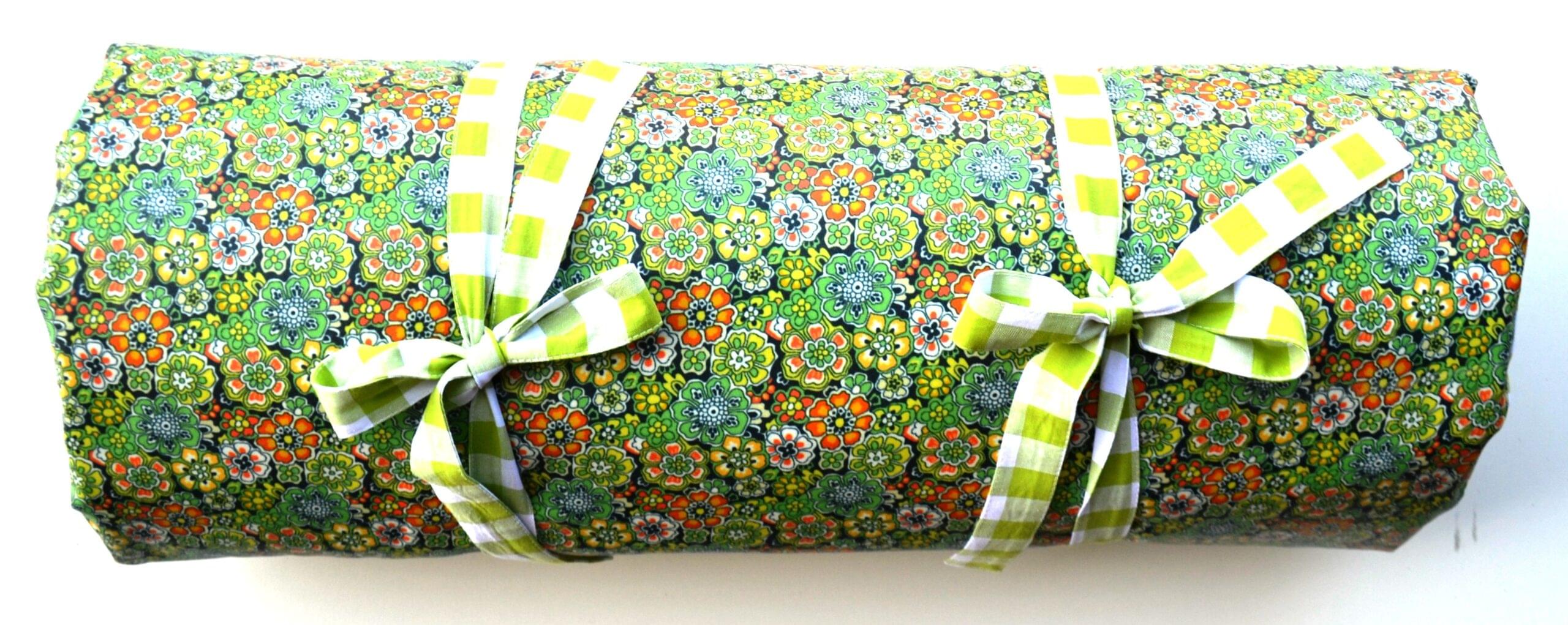 Aankleedkussen XL green flowerfield / appelgroen/witte ruit