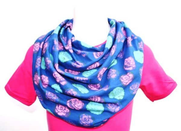 Sjaal volwassenen blauw met rozen
